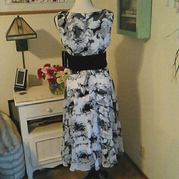 Connected Apparel Black and White Floaty Dress - Picture 5 of 10
